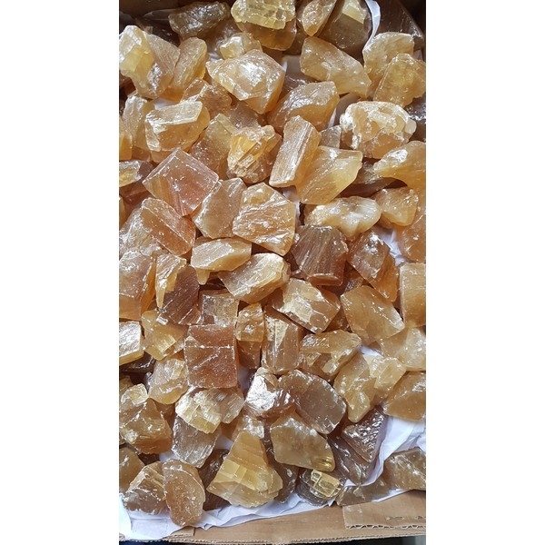 Brokken Calciet Honing kleur 1 kg (ca 15 a 17 brokjes)