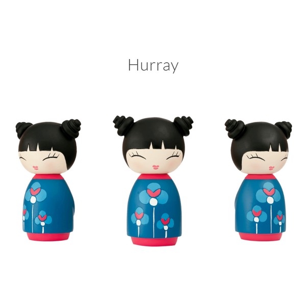 Momiji Doll - Hurray met mini button